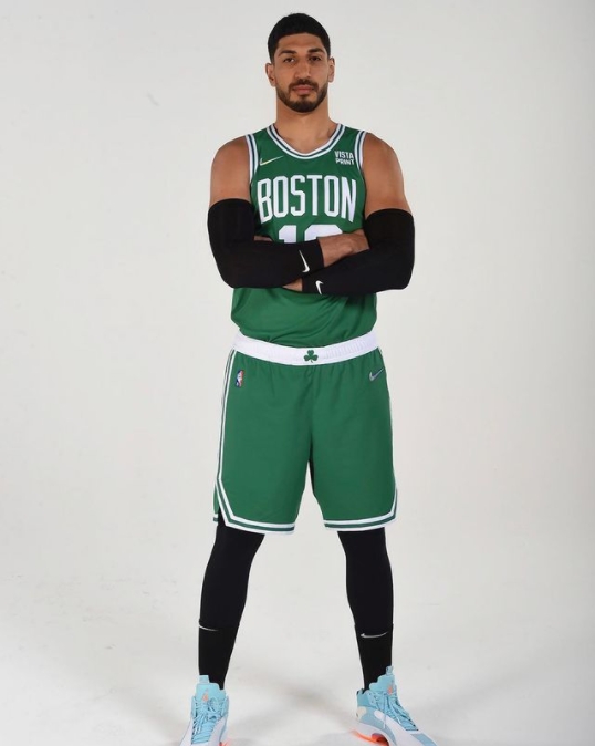 坎特身高6英尺11英寸，前土耳其職業籃球運動員。現效力於美國NBA聯盟的波士頓塞爾提克。 圖：擷取自Enes Kanter (eneskanter11) Instagram