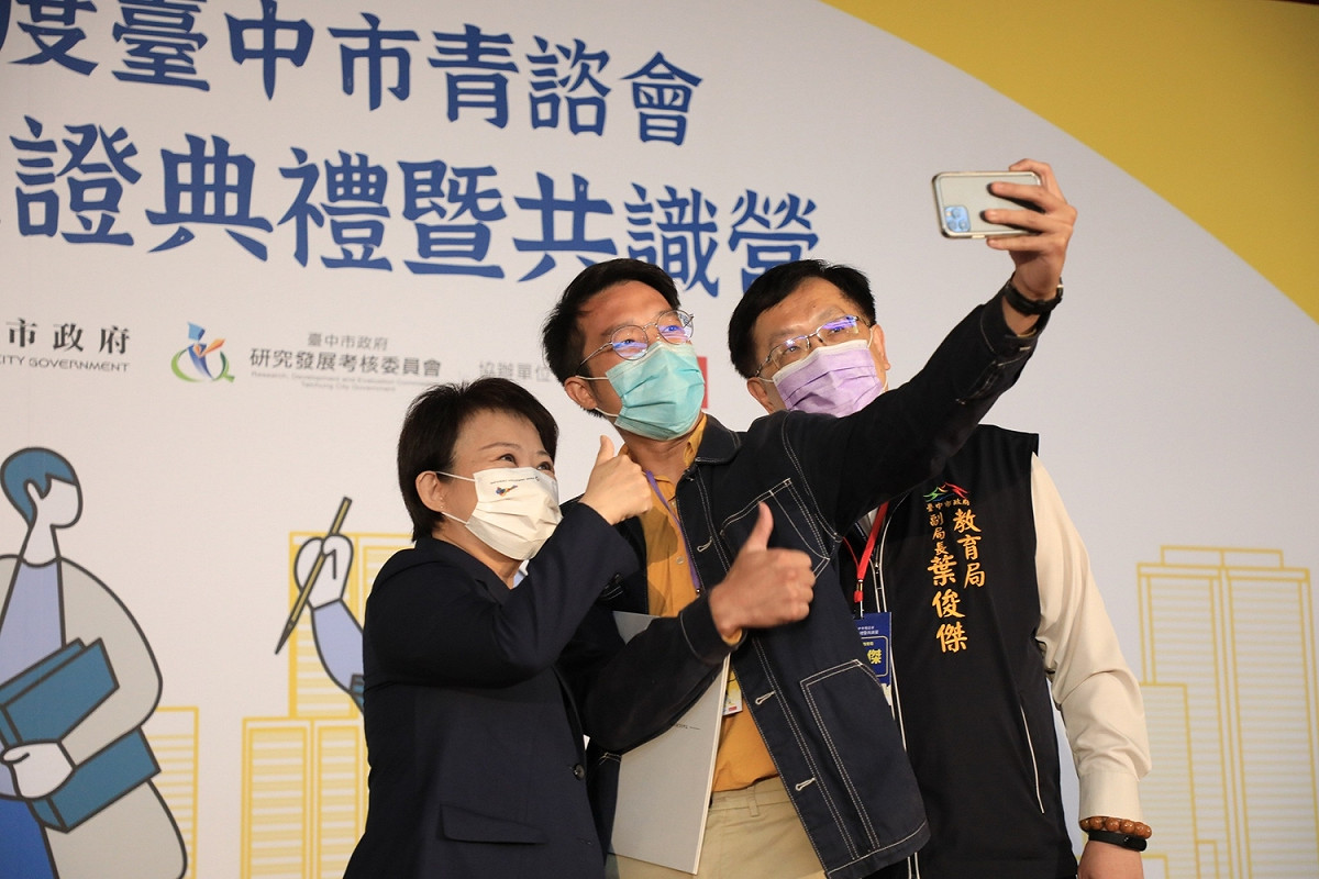 盧秀燕與青諮委員自拍留念。 台中市政府/提供