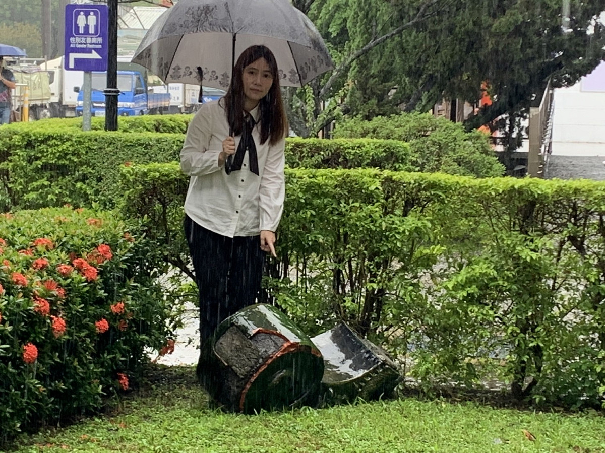 陳怡君表示，就差 10 秒他們助理就被砸中了！ 圖：陳怡君辦公室 / 提供