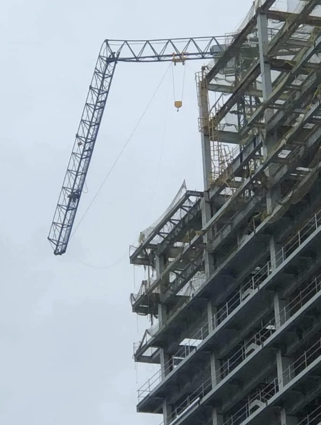 新北市新莊區一處工地20多樓頂樓吊臂因地震折斷。 圖：翻攝愛新莊我是新莊人