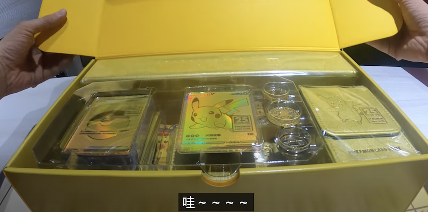 阿滴開箱寶可夢卡牌黃金箱。 圖：翻攝YT/阿滴日常