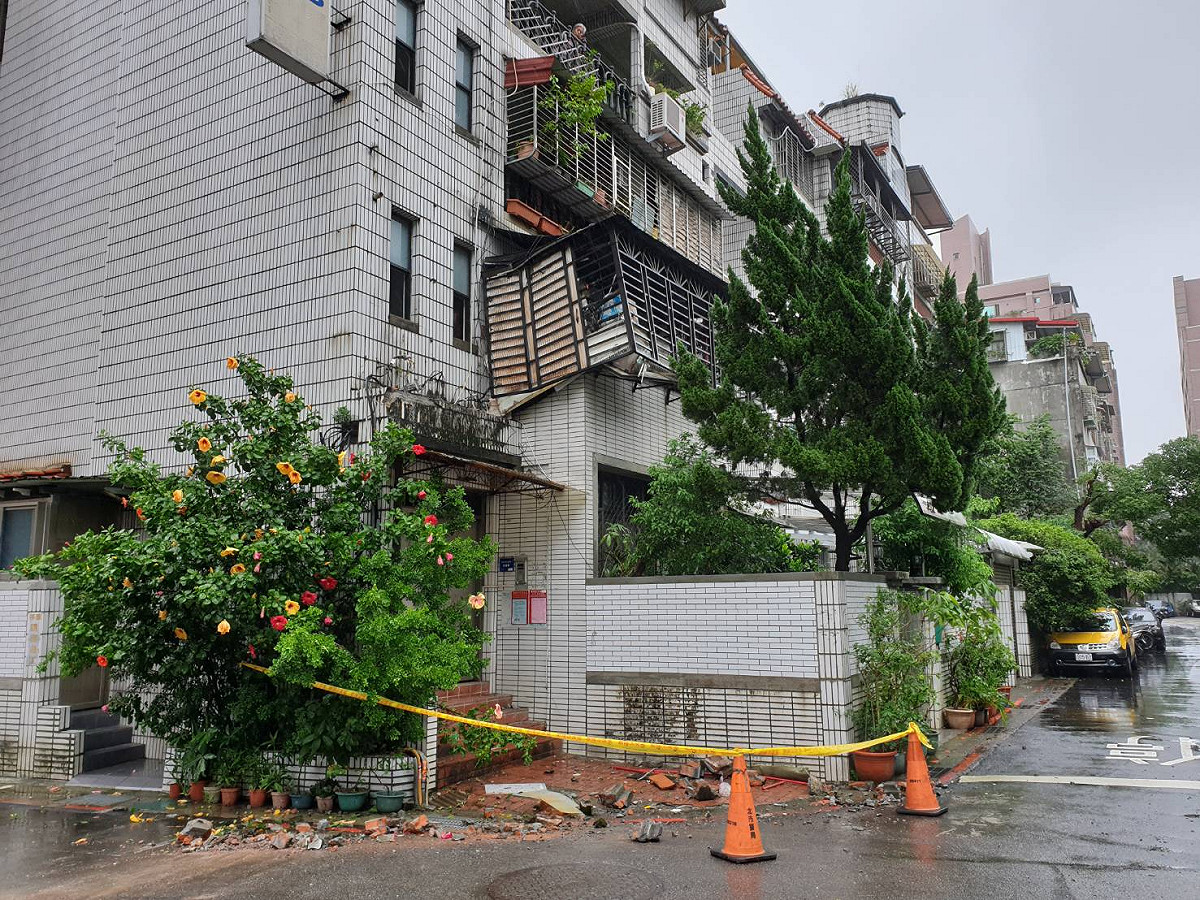 文山區屋簷與鐵窗掉落。 圖：北市府提供