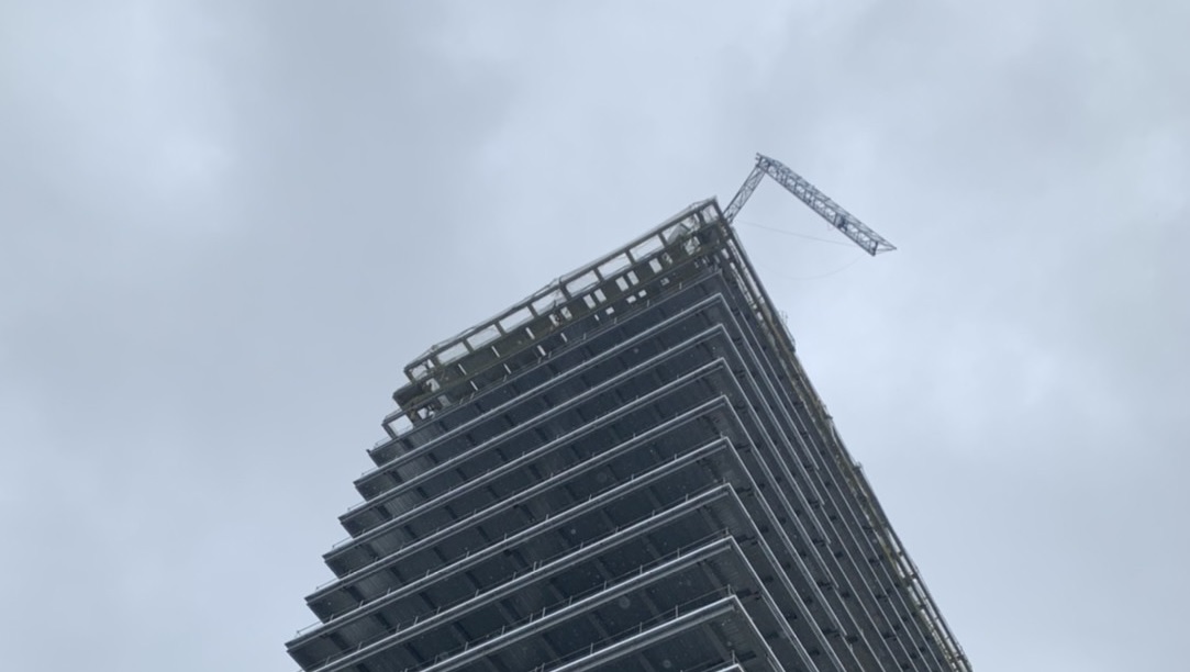 宜蘭規模6.5地震，新北市新莊區大樓頂吊臂折斷。 圖：翻攝畫面