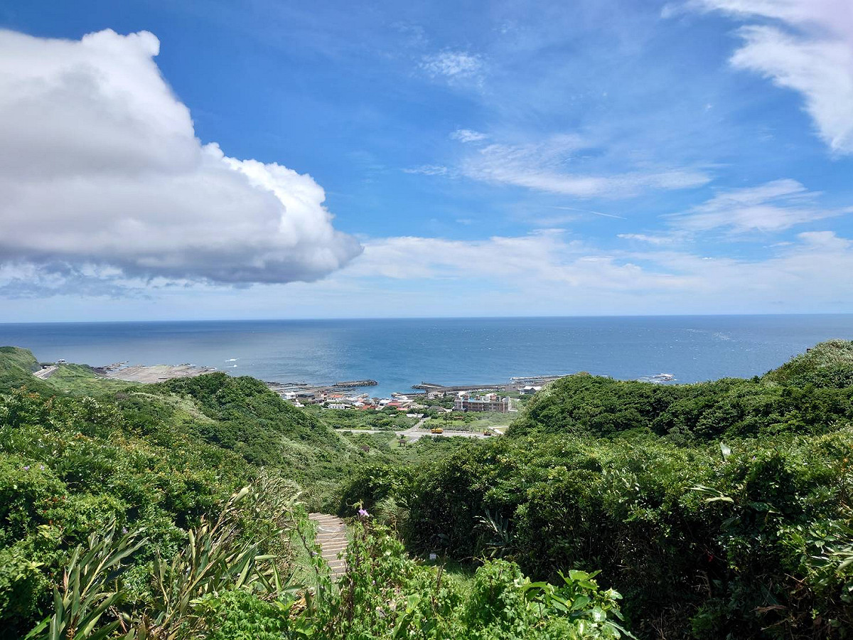 從三貂角燈塔處俯瞰馬崗漁港的壯闊海景。 圖：新北市漁業處提供