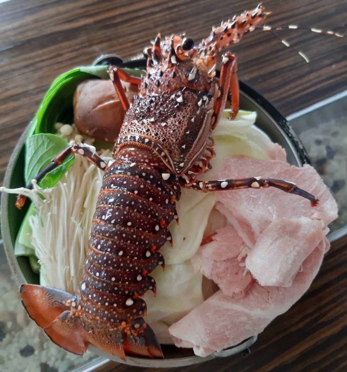遊覽馬崗漁港的人文特色與自然景觀後，就近到村民開設小吃店品嚐當季美味的龍蝦火鍋。 圖：新北市漁業處提供