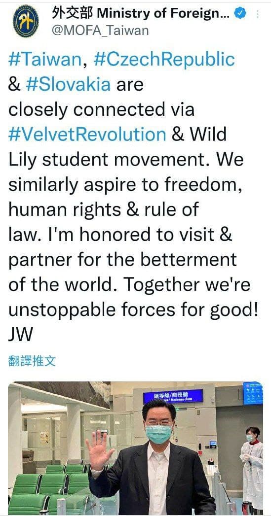外交部長吳釗燮昨晚登機前往歐洲，預計將訪問斯洛伐克與捷克，出發前推文。 圖：擷自外交部推特