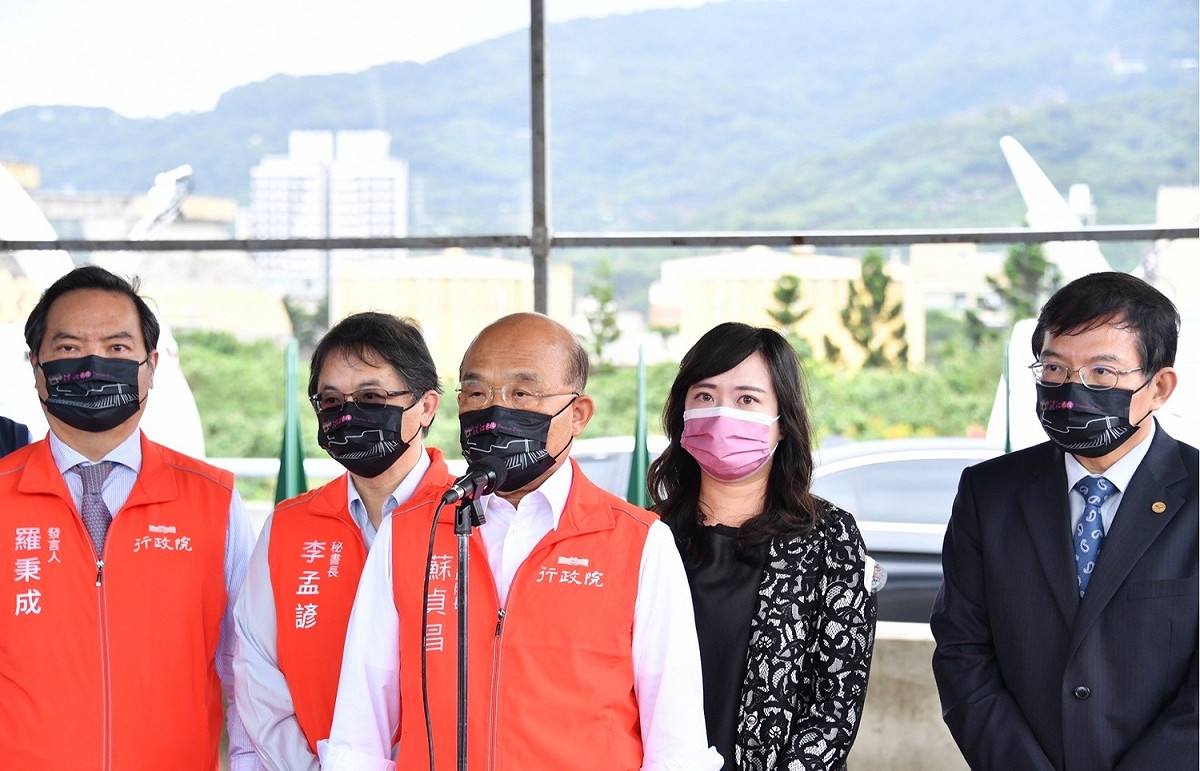 行政院長蘇貞昌今（25）天上午出席「淡江大橋及其連絡道路2K+606~5K+000段新建工程主線」通車典禮前受訪。 圖：行政院提供