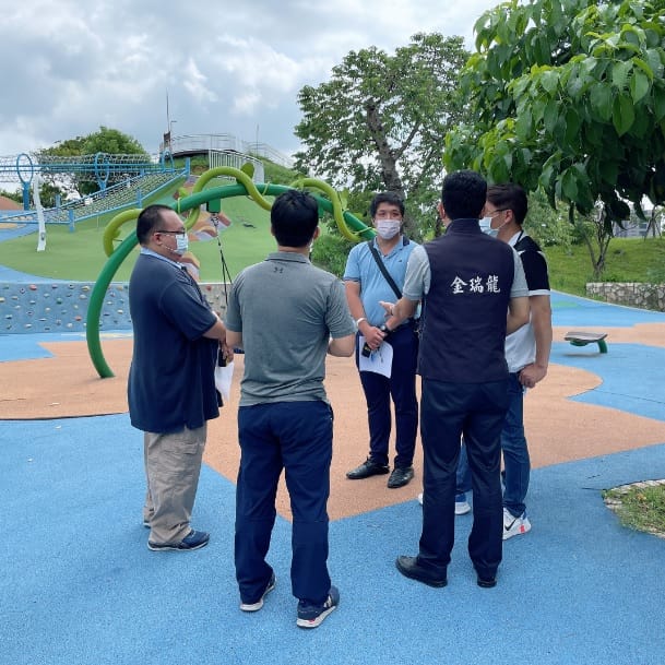 今年疫情爆發前夕，有民眾向新北市議員金瑞龍反映員山公園的PU地板破損，及燈具有損壞跳電的情形。 圖：新北市議員金瑞龍辦公室提供