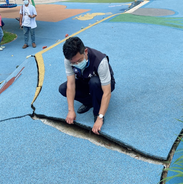 目前PU地板先請公所進行緊急修繕，後續公園整體的改善工程，金瑞龍會督促市府加速進行，讓市民享有一個友善的遊憩環境，讓孩子擁有一個安全的「放電」空間。 圖：新北市議員金瑞龍辦公室提供