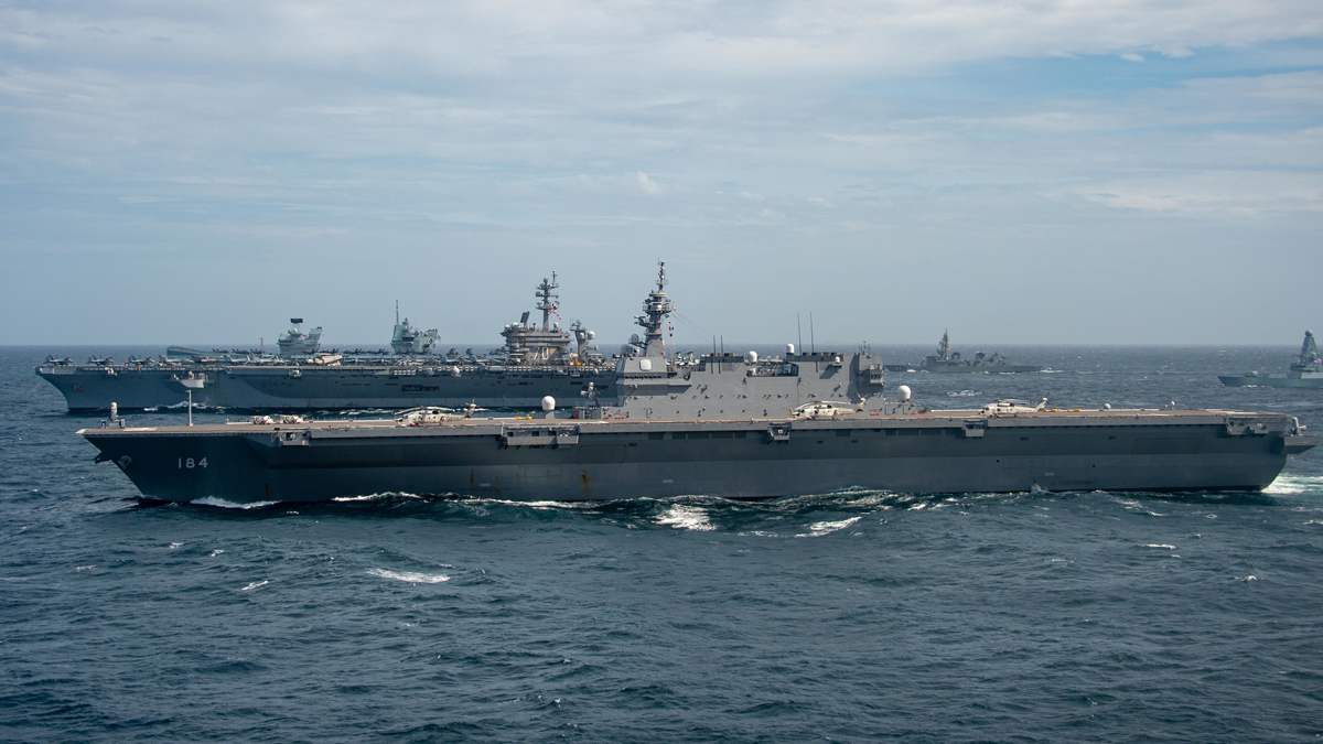 美國航空母艦「卡爾文森號(CVN-70)」(後)和日本準航母、直升機護衛艦「加賀號(DDH-184)」(前)結伴返回西太平洋。 圖：翻攝 U.S. Pacific Fleet推特