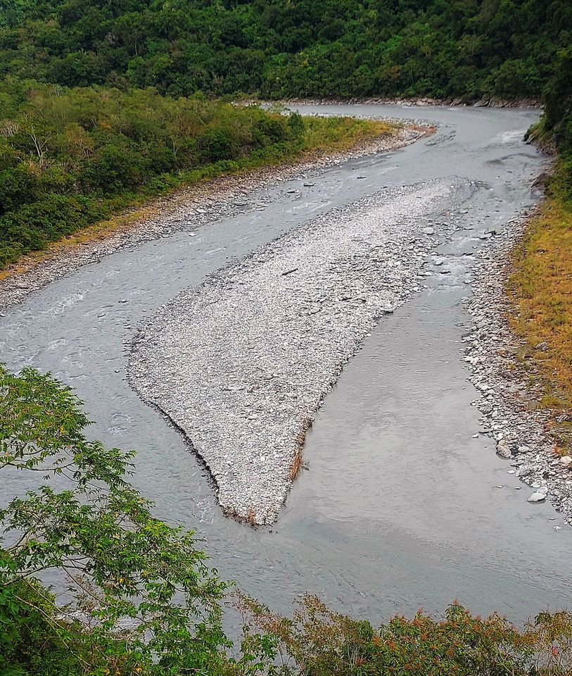 拉庫拉庫溪的溪水將土石沖積成「台灣島」造型。 圖: 翻攝自邱顯明臉書