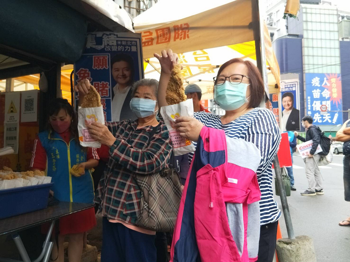 林金結表示，罷免案結果是台灣民主制度的展現，罷免案結果揭曉之後雙方朋友也都信守承諾，請當時擔任公證的林金結監督與協助1000片免費願賭服輸雞排的發放。 圖：新北市議員林金結服務處提供