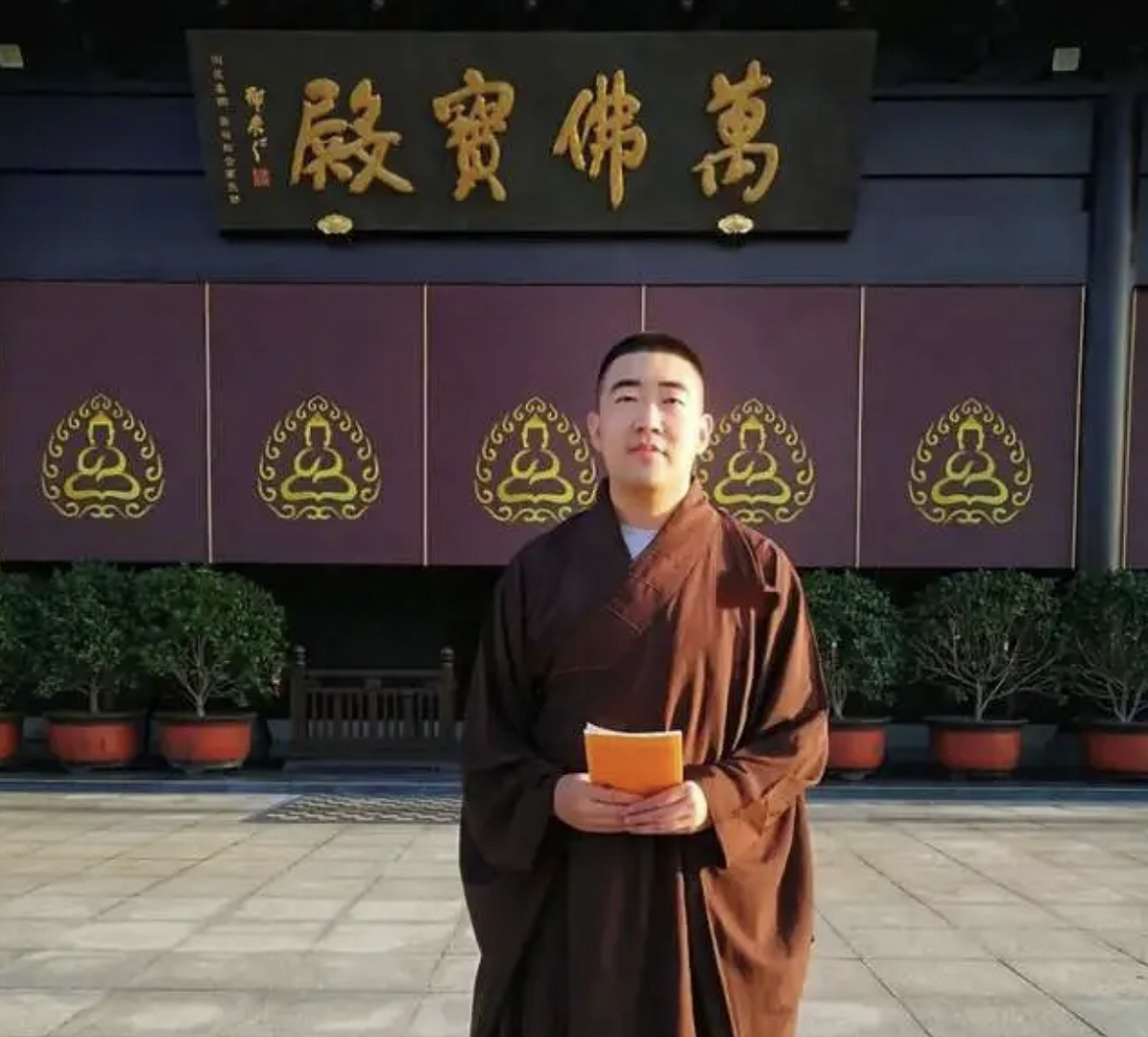放棄媒體工作，到寺廟服務的楊林鑫。 圖：翻攝自騰訊網