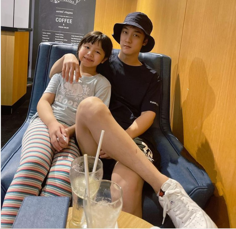 那對夫妻曬出父女合照。 圖：翻攝自那對夫妻IG