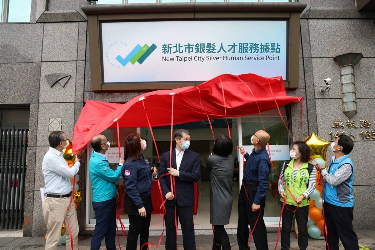 林澤州說明，「新北銀髮人才據點」採一站式「一案到底」的服務，能針對不同銀髮族需求提供就業媒合、就業諮詢、職場適應班、職場見習體驗及職場關懷等多元服務，協助更快重返就業市場。 圖：新北市就服處提供