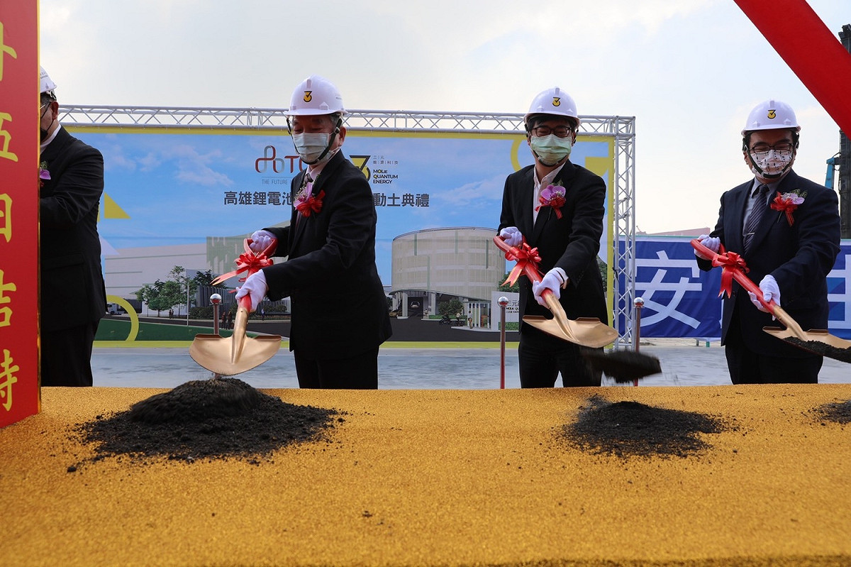 陳其邁(右二)出席三元能源科技鋰電池廠動土典禮， 圖：高雄市政府提供