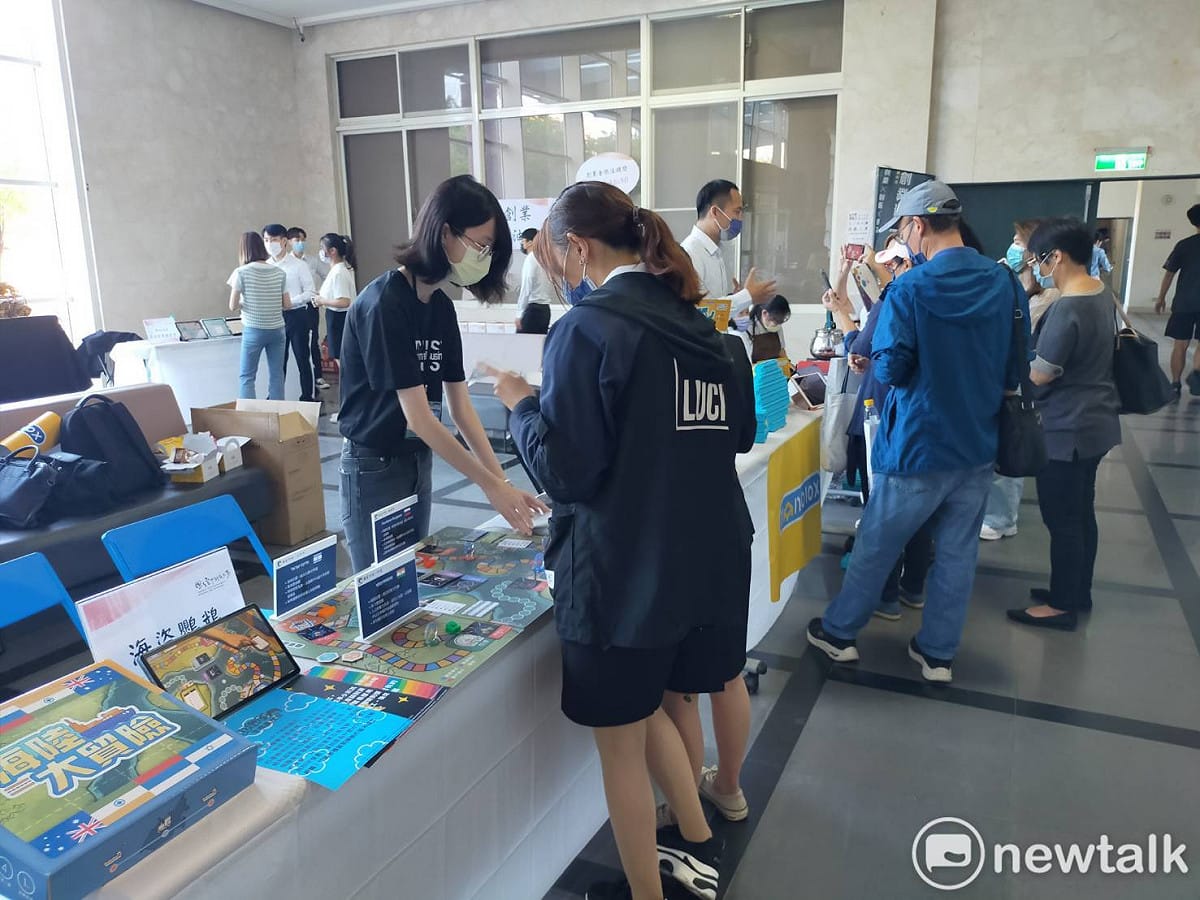 創業學生團隊展示成果。 圖：唐復年/攝