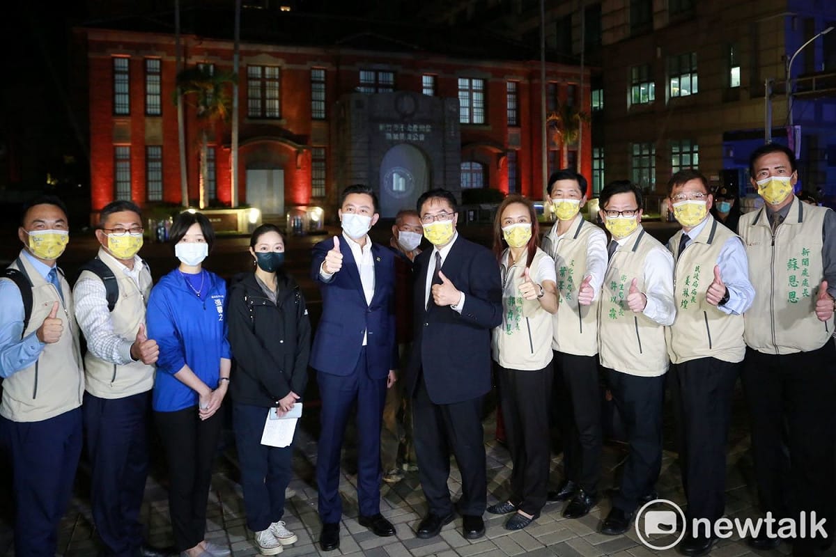 台南市長黃偉哲今晚應新竹市長林智堅邀請，率局處首長北上新竹參觀全國首見、最大規模的光雕秀「光臨藝術節」， 圖：台南市政府提供