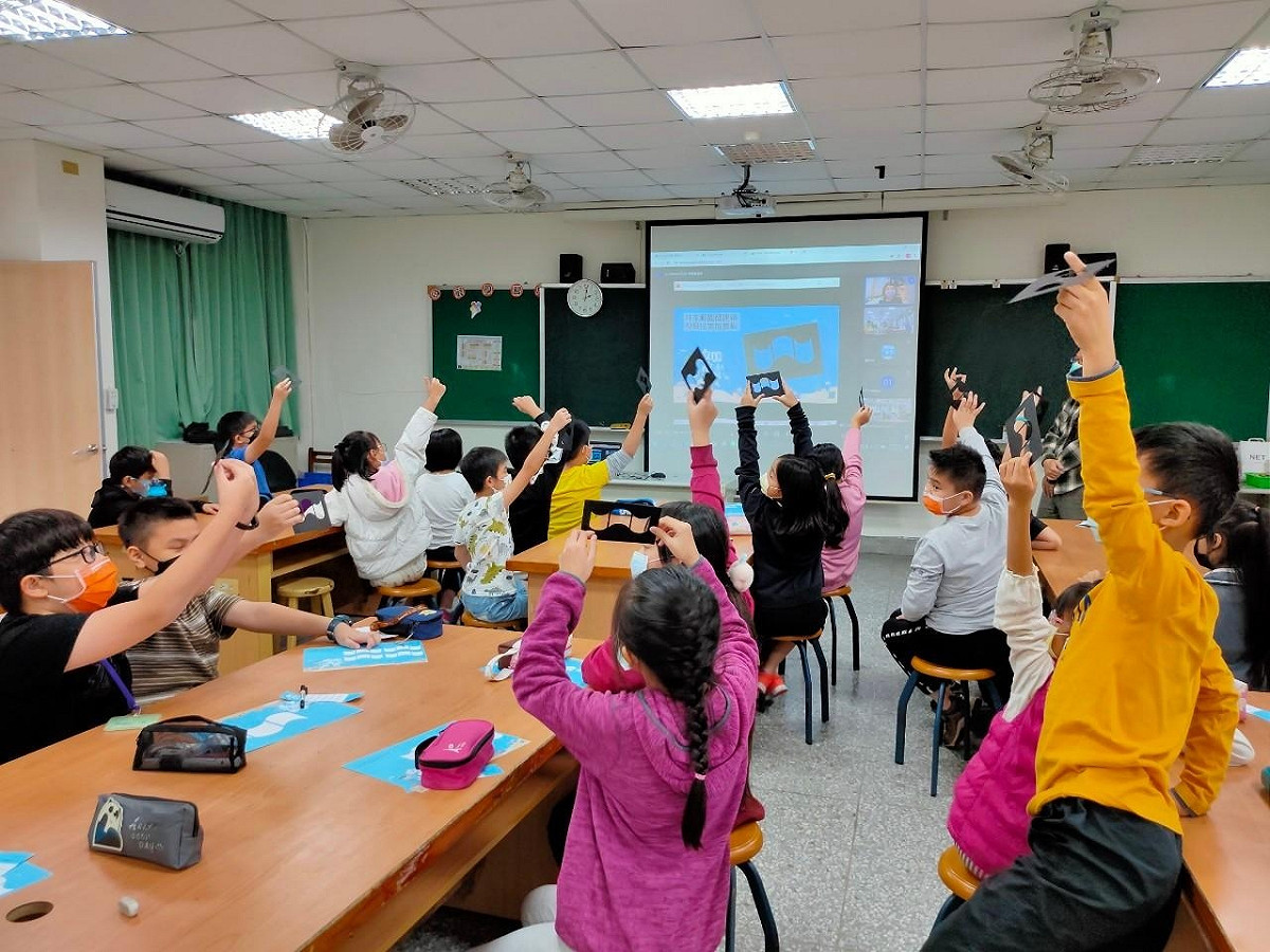 「校園瘋文資」課程利用視覺探索取景框探索國定古蹟林本源園邸。 圖：新北市文化局提供