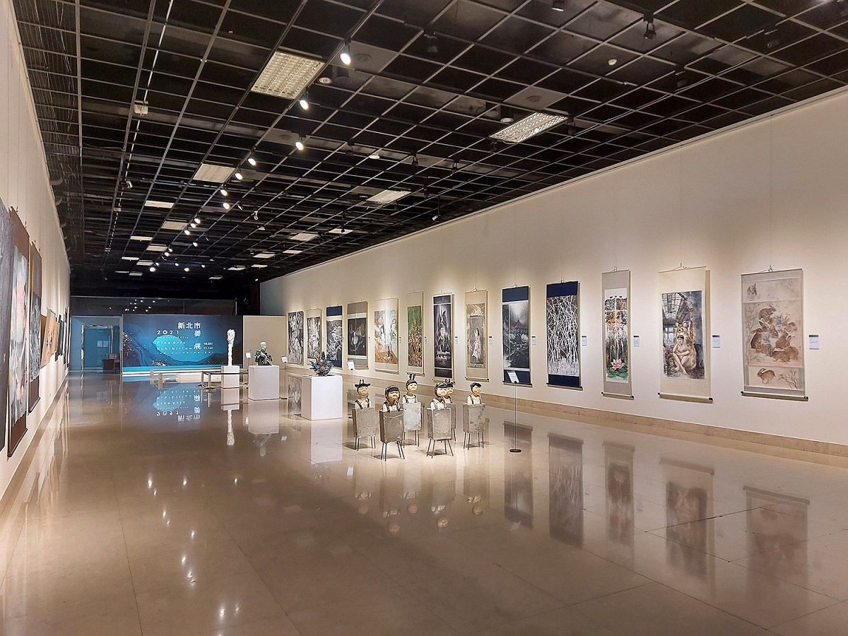 2021新北市美展展出水墨、書法、篆刻、膠彩、雕塑(含立體複合媒材)等5個類別，共88件得獎作品，展現出豐沛的創作能量。 圖：新北市文化局提供