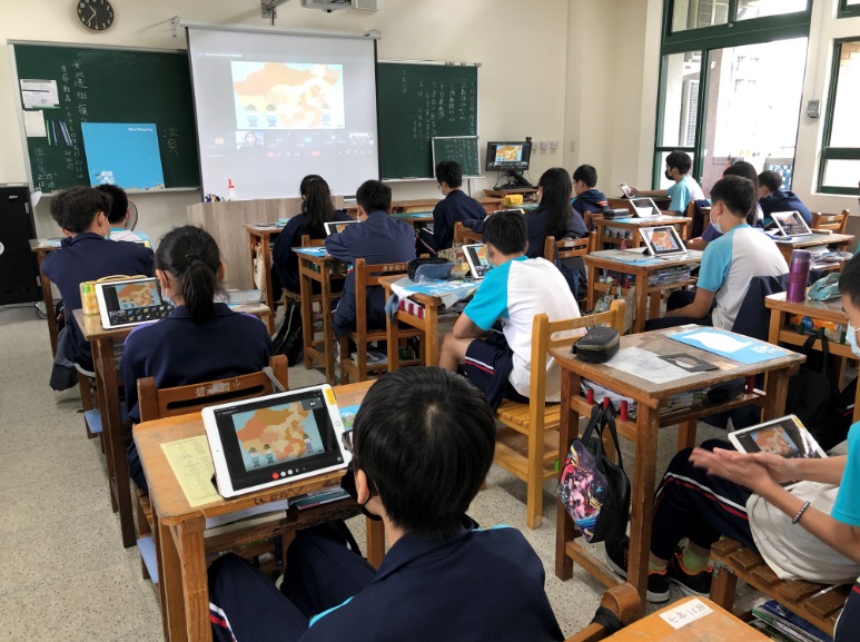 新北文化局校園瘋文資線上課程至三重碧華國中推廣歷史建築空軍三重一村。 圖：新北市文化局提供