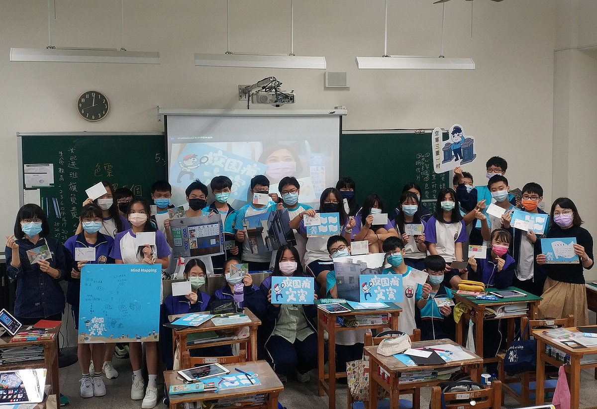 三重碧華國中學生今(25)日參與文化局瘋文資線上課程，手繪空軍三重一村明信片。 圖：新北市文化局提供