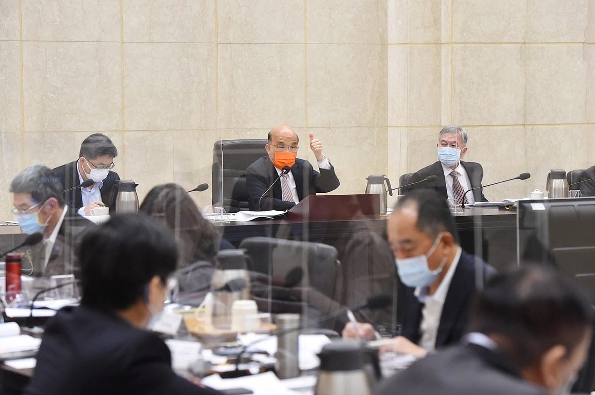 針對利用換臉技術變造牟利的犯罪行為，蘇貞昌指示應建立不法變造影像移除下架的機制，迅速遏止散布。 圖：行政院提供