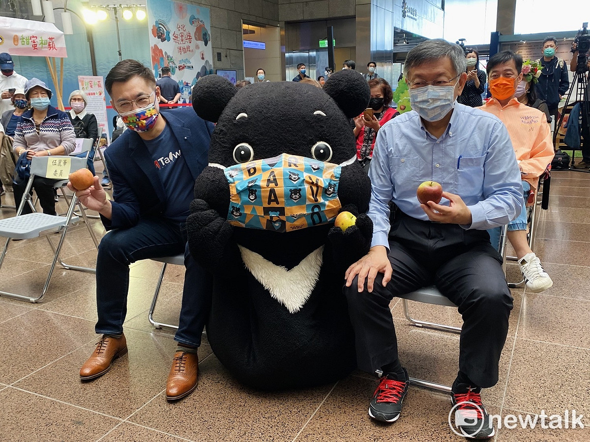 台北市長柯文哲（右）、國民黨立委江啟臣（左）與台北市吉祥物熊讚一同合影、推銷台中和平區梨山蜜蘋果。 圖：周煊惠 / 攝