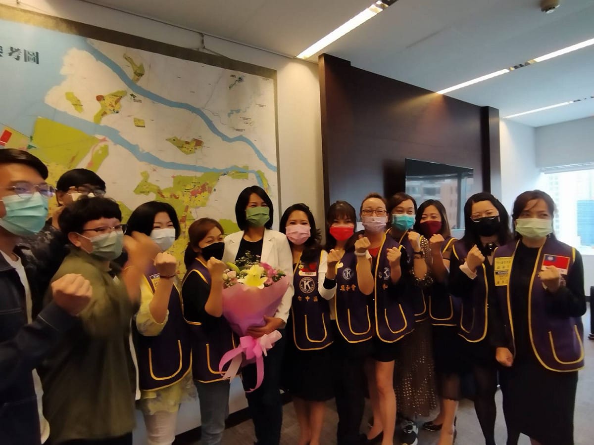 台中市緣和同濟會與多位青年代表勸進民進黨市議員張家銨參加立委補選。 圖：緣和同濟會/提供（資料照片）