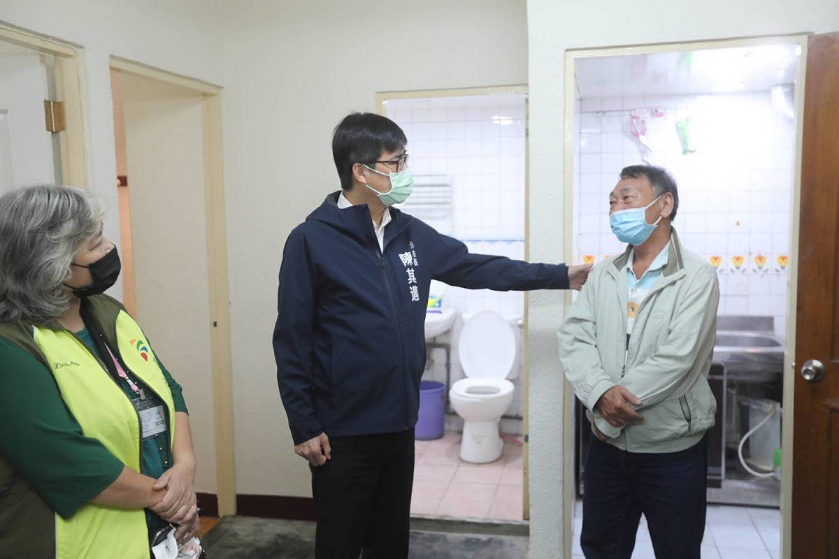 陳其邁(中)安慰城中城受災戶。 圖：高市社會局／提供