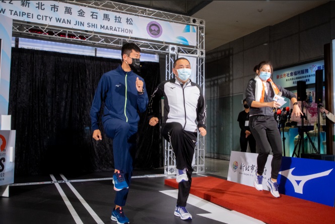 2022新北市萬金石馬拉松報名啟動記者會，侯友宜體驗AI互動體感健身。 圖：新北市新聞局提供