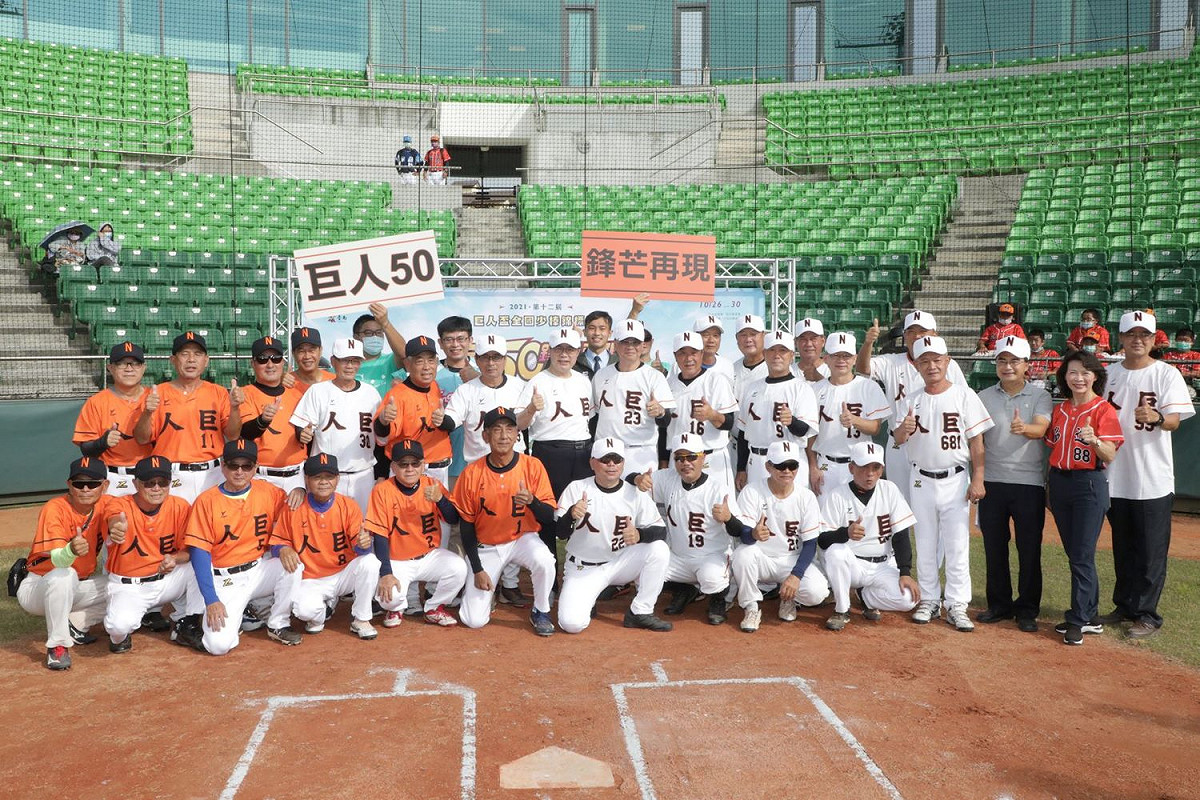 2021年第12屆巨人盃少棒錦標賽在台南熱鬧開打，為紀念相隔半世紀的輝煌戰績，台南市政府特地邀請第一代及第三代巨人少棒隊選手組隊，在亞太少棒主場館與台南柏立長青軟式棒球隊進行三局的友誼賽，也藉此重溫棒球比賽的熱血。 圖：台南市政府提供