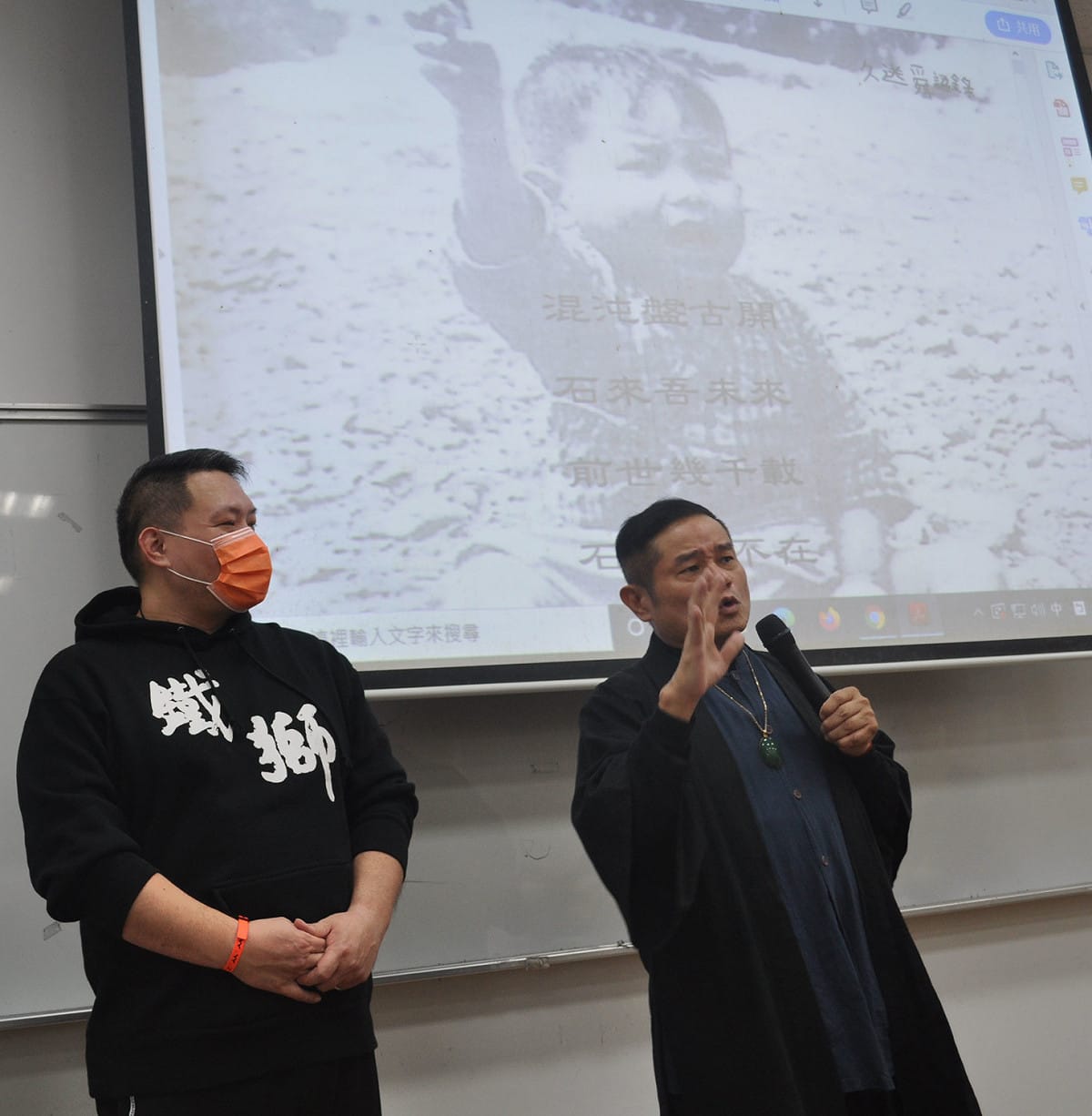 藝人許效舜應新北市政府原民局邀請至醒吾科技大學演講，一開場就與子弟兵巨炮老師黃智涵回敘《鐵獅玉玲瓏》成功之道。 圖：新北市原民局提供