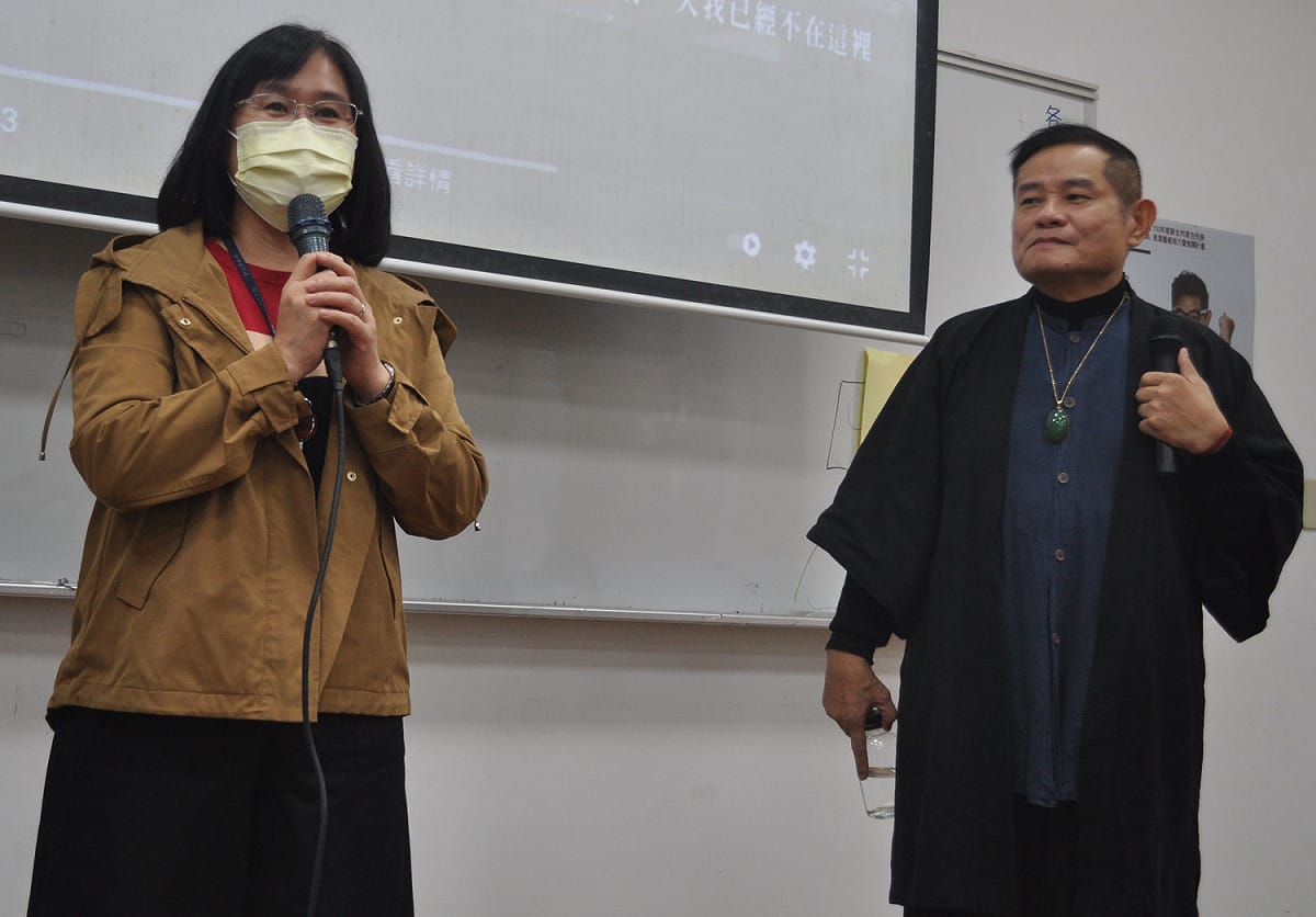 原民局副局長陳碧霞(左)與許效舜分享原住民如何傳承表演藝術。 圖：新北市原民局提供