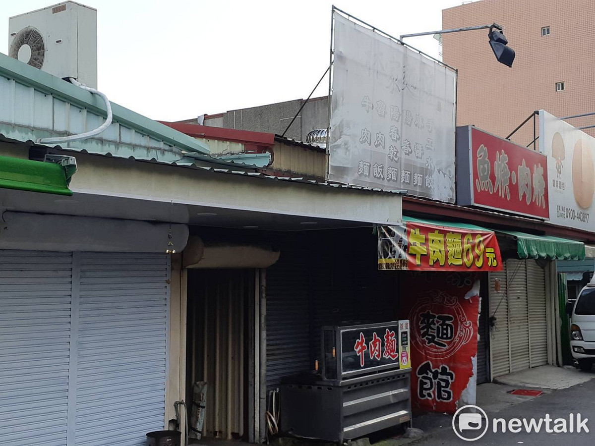和平柔道館（灰色建築）隱沒在嘉義市仁愛路、賢雅街口的商店區內。 圖：蔡坤龍/攝（資料照）