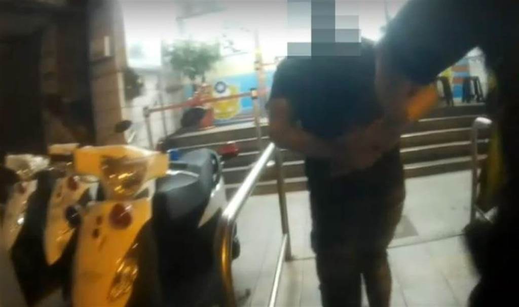 周姓男子對勸導戴口罩的超商店員施暴，遭警方逮捕。 圖：警方提供