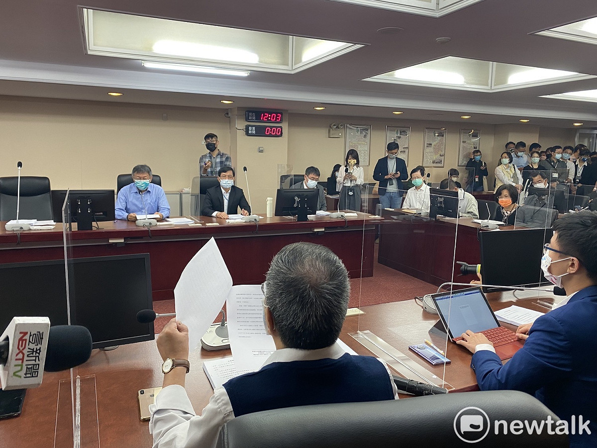 台北市長柯文哲赴台北市議會新黨黨團說明本會期政策性預算及優先議法案。 圖：周煊惠 / 攝