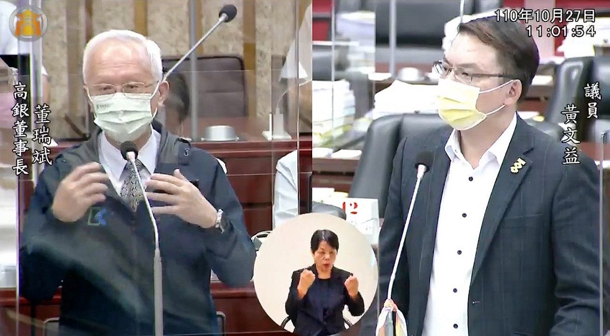 黃文益(右)要高銀董事長董瑞斌贊助選手阿莎力一點。 圖：高市議會國民黨團提供