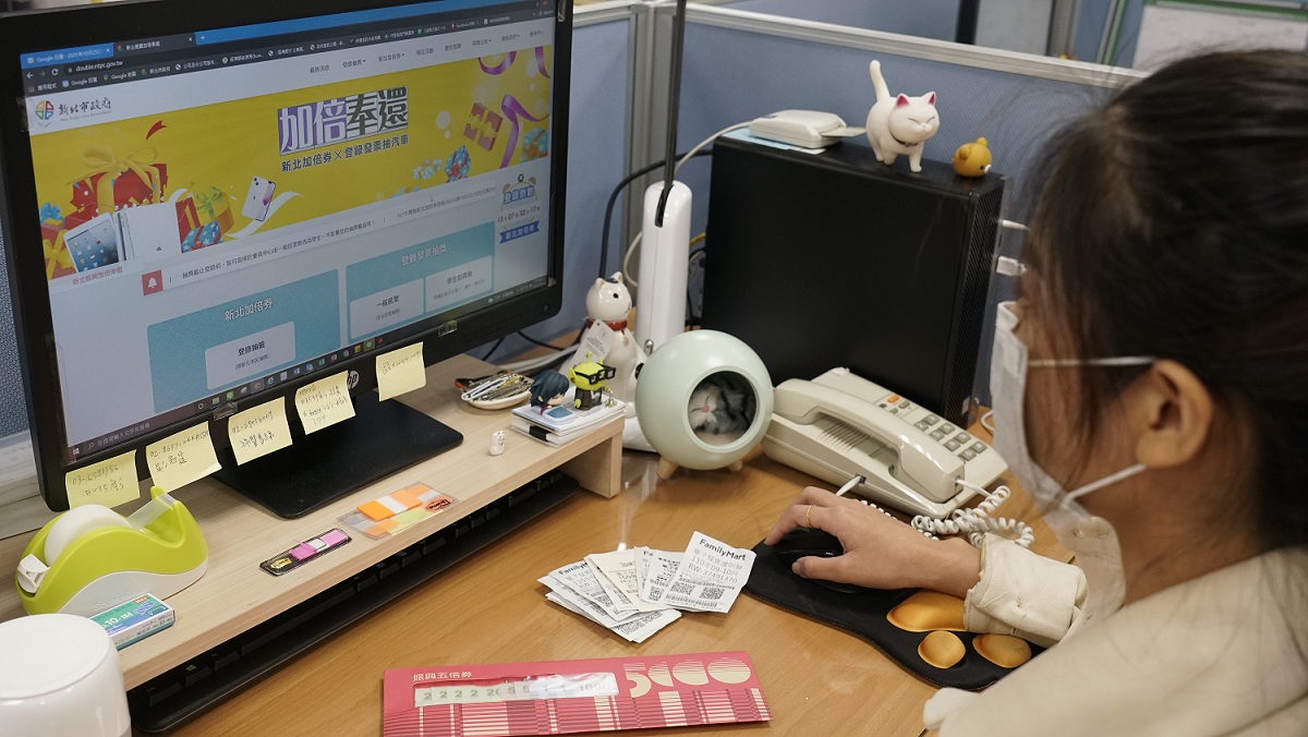 「登錄發票抽汽車」只要在新北市單筆消費滿300元，持發票登錄，都可以參加抽獎活動。 圖：新北市經發局提供