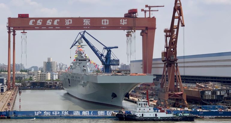 解放軍建造中的075型兩棲攻擊艦。 圖：翻攝解放軍報(資料畫面)