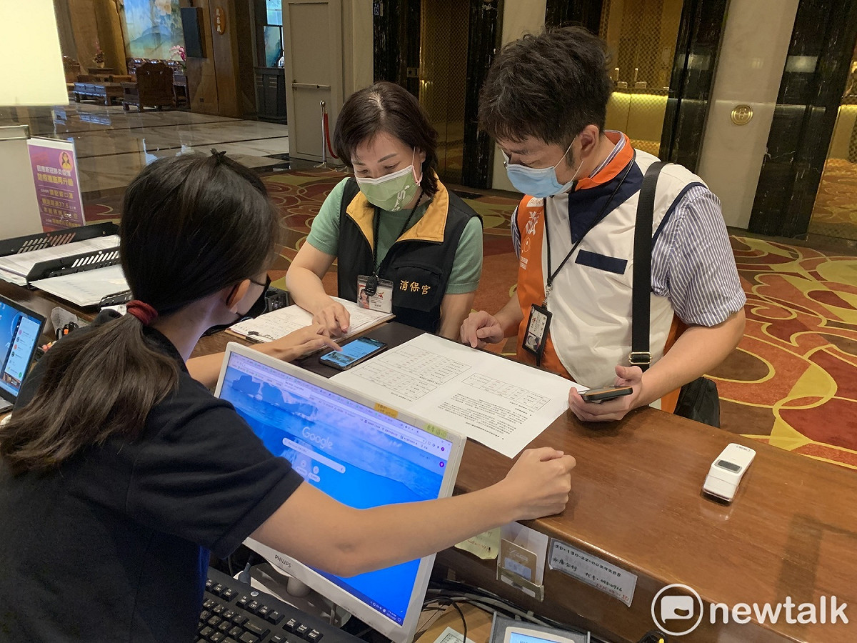 觀光旅遊局會同消保官至永康區及中西區等二家有漲價的防疫旅館進行稽查，經比對著手收集業者網路訂房資訊及現場實際收取之房價。 圖：台南市政府提供