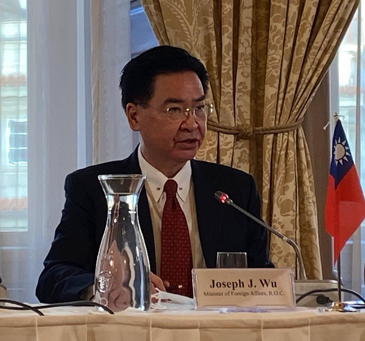 外交部長吳釗燮應邀請在捷克國家科學院與智庫「解析中國」合辦的研討會上發表公開演講。 圖：外交部提供