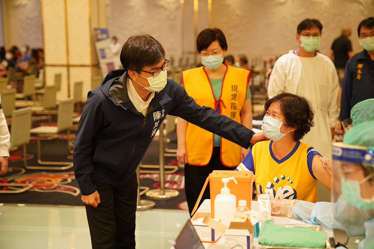 陳其邁(左)至林皇宮探視打疫苗的市民。 圖：高雄市政府提供