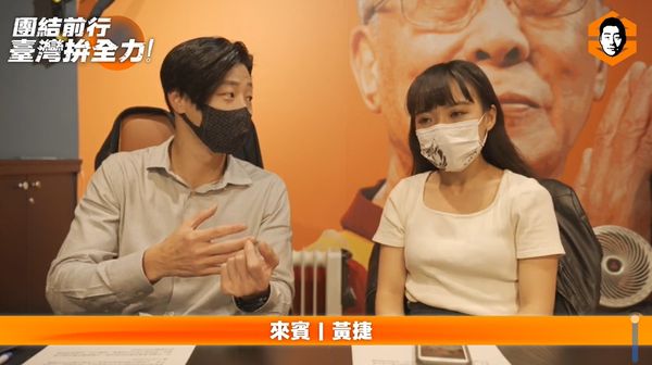 林昶佐27日和民進黨高雄市議員黃捷在臉書開直播，兩人談到陳柏惟罷免投票案通過時的感受。 圖：翻攝林昶佐臉書