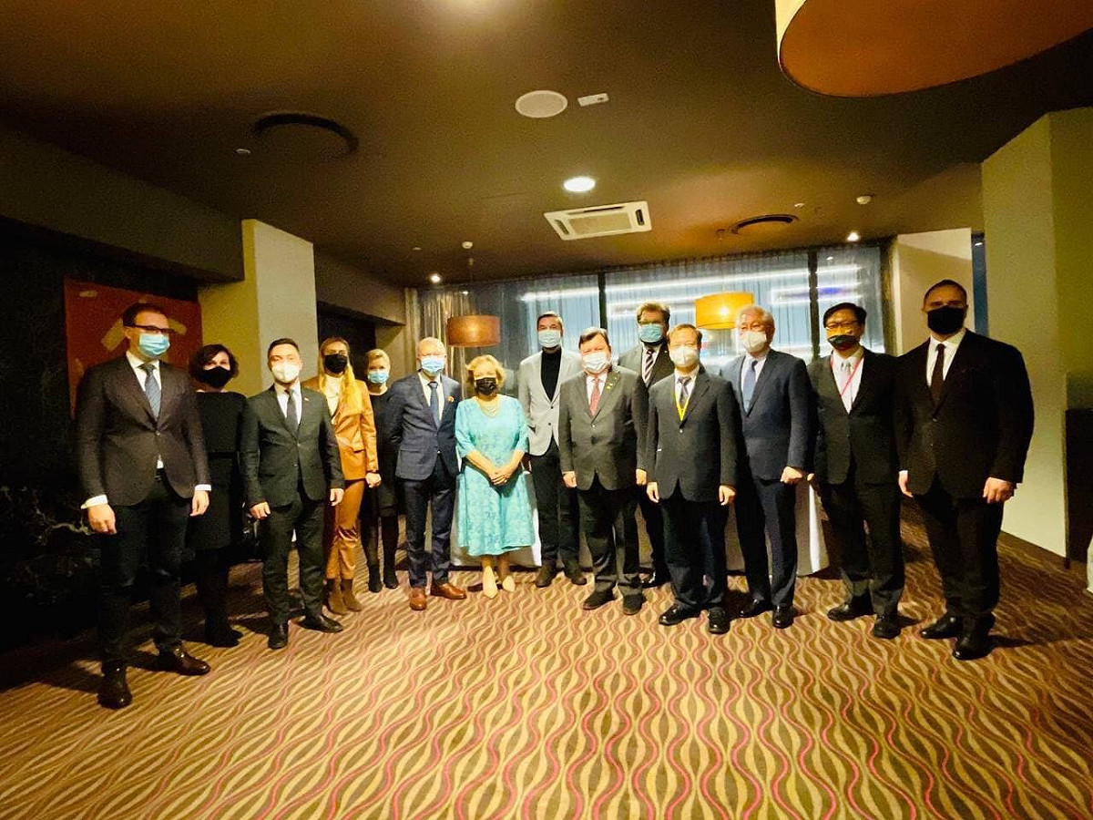 立陶宛國會副議長Vytautas Mitalas（右五）等11位國會議員見證捐贈儀式。 圖：外交部提供