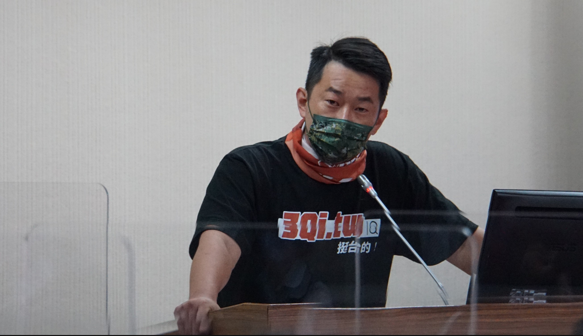 陳柏惟最後一次站上質詢台。 圖:陳佩君/攝