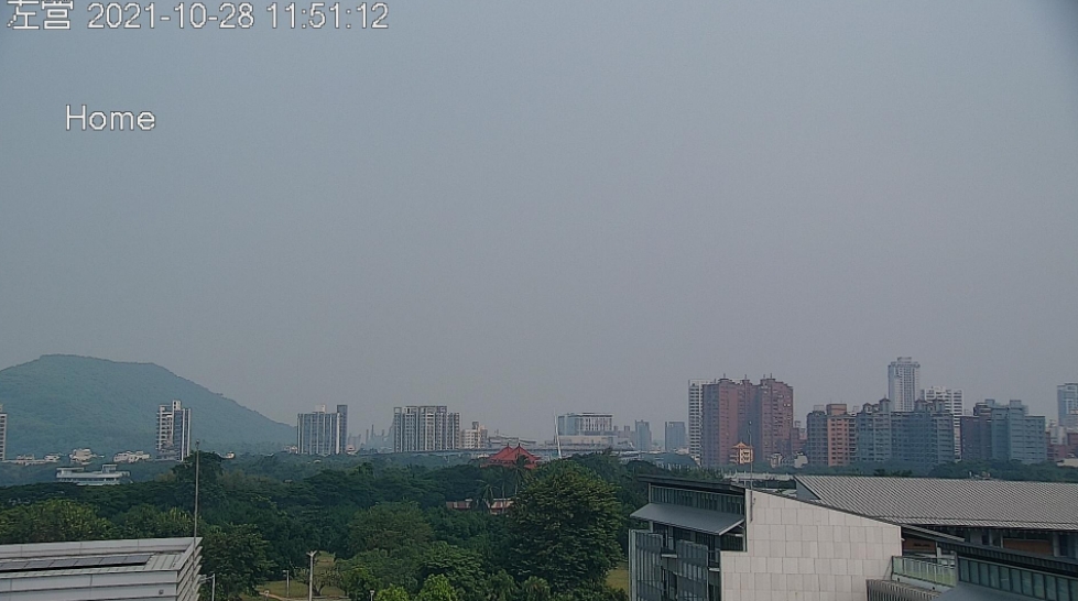 今日因境外汙染物及臭氧濃度升高，午後中南部空品可能達橘色提醒等級（圖為左營測站）。 圖：擷取自環保署網站