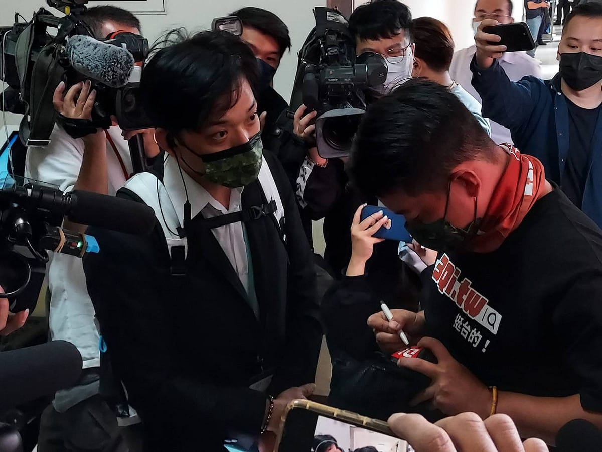 媒體記者趁陳柏惟在立院時索取簽名紀念。 圖：陳佩君／攝