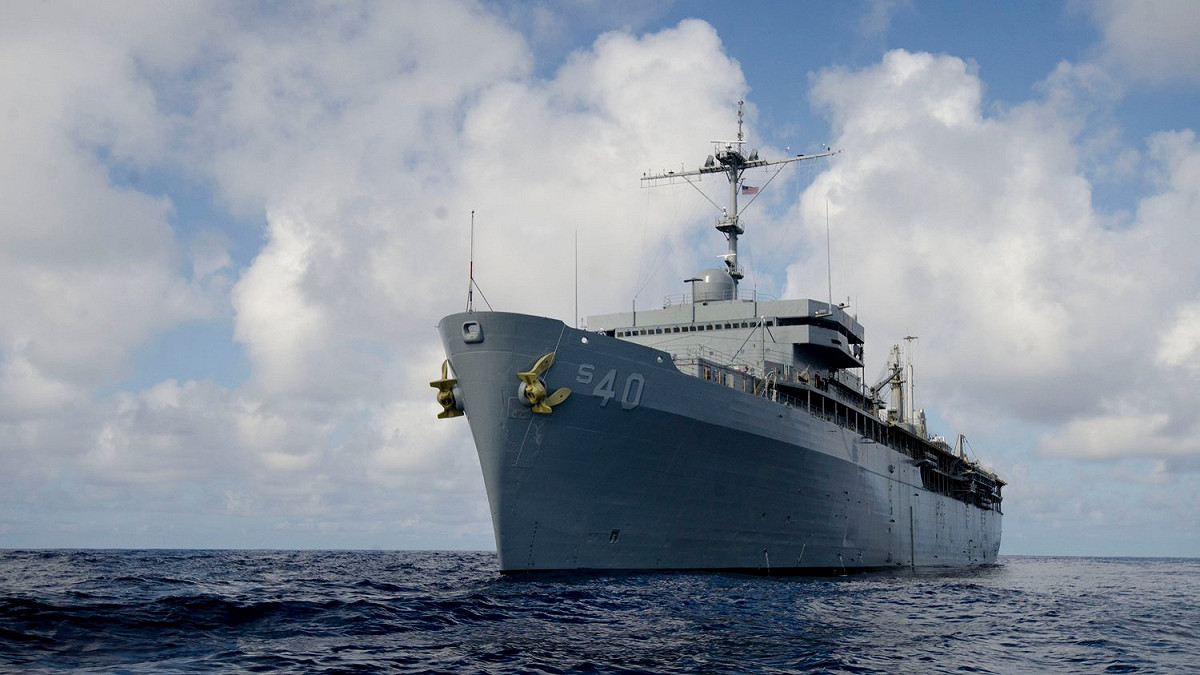 美軍太平洋艦隊司令部指「蘭德級」潛艦支援艦「弗蘭克凱布爾號(AS-40)」離開關島母港，將在印太水域巡航，進行遠征維護作業。 圖：翻攝U.S. Pacific Fleet推特
