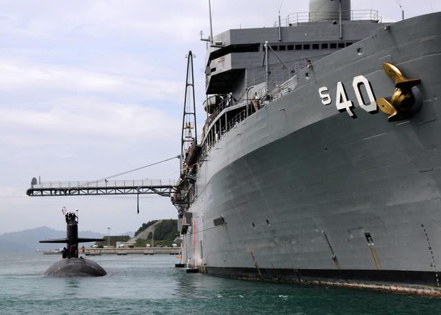 潛艦支援艦「弗蘭克凱布爾號(AS-40)」協助潛艦補給作業。 圖：翻攝美國海軍官網